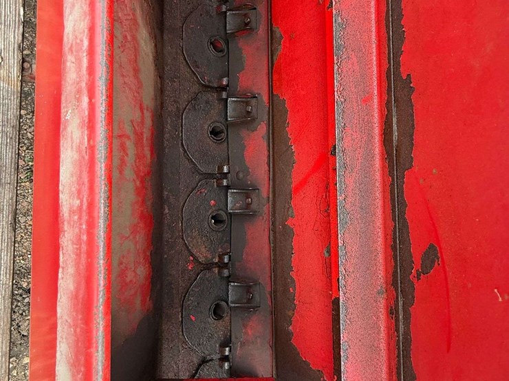 international-172-grain-drill-with-grass-seeder,-6”-spacing-with-hitch-and-hydraulic-plumbing-image-13