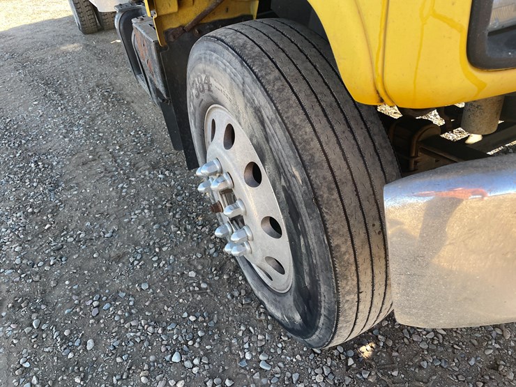 #1135-•-2002-gmc-c6500-van-truck-(has-mn-title)-image-6