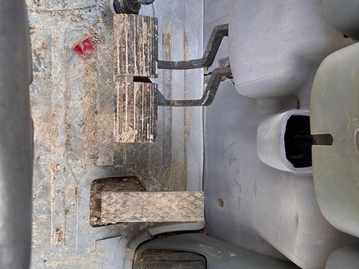 2004-caterpillar-416d-image-31