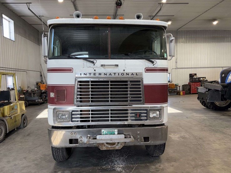 1983-international-co9670-cabover-semi-tractor,-xl-series,-400-cummins,-13-speed,-11r24.5-rears-on-s-image-3