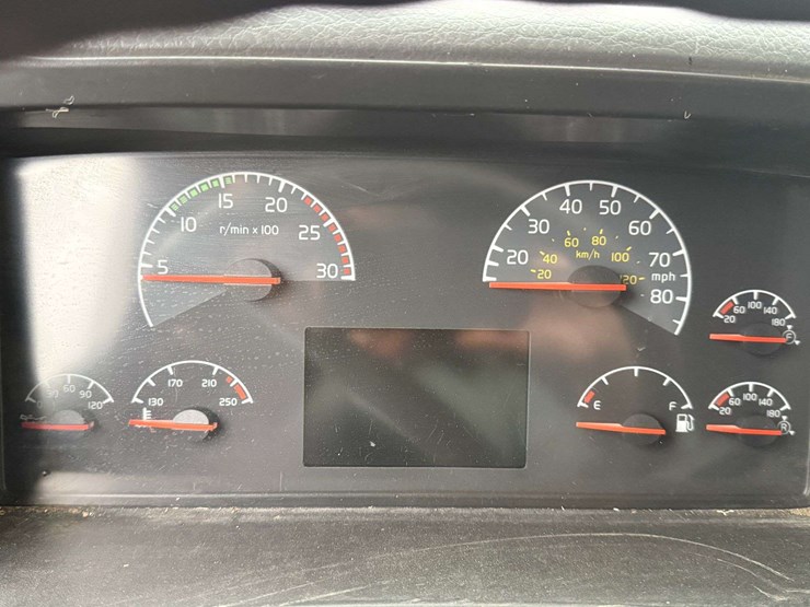 2005-volvo-sleeper-semi,-cummins-isx-engine,-13-speed-eaton-transmission,-wet-kit,-aluminum-front-an-image-38