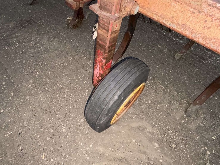 massey-ferguson-chisel-plow,-mounted,-15’-bar,-(11)-shank,-2”-reversible-points,-(2)-gauge-wheels,-b-image-5