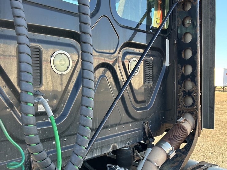 2012-freightliner-cascadia-125-image-39