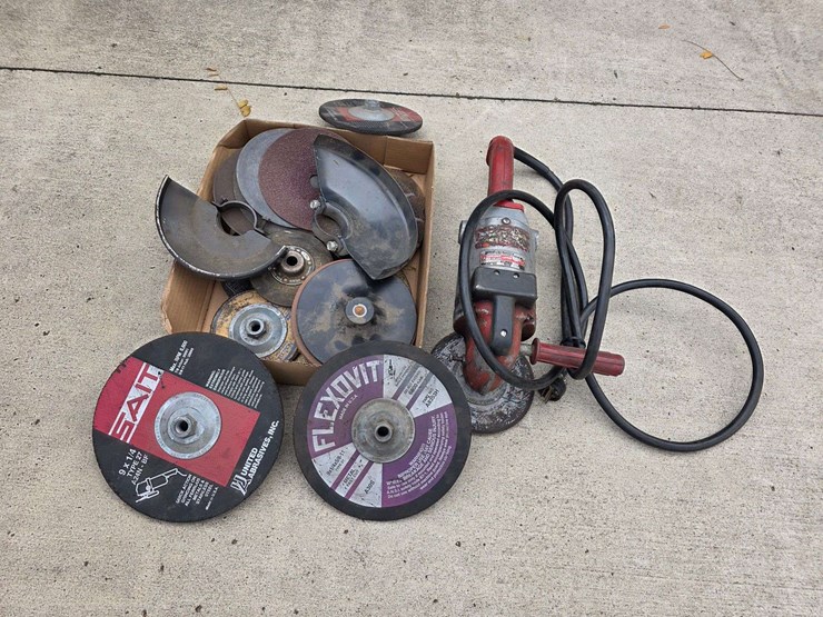 milwaukee-9”-heavy-duty-sander/grinder-with-extra-misc-wheels-image-1