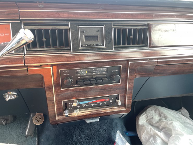 #1200-•-1986-ford-crown-victoria-**recommend-trailering**-(has-mn-title)-image-13