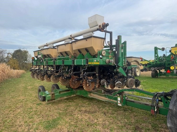 great-plains-yp825r-twin-row-planter-image-1