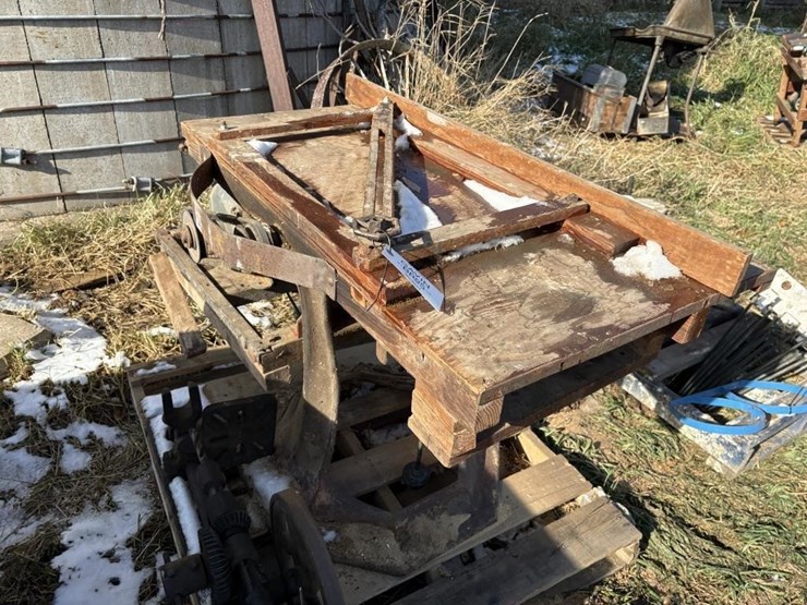 cast-base-table-saw-image-1