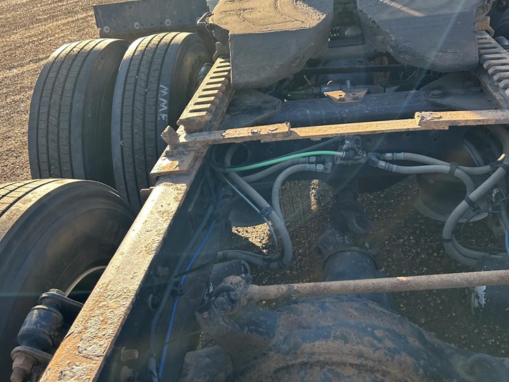 2012-freightliner-cascadia-125-image-40