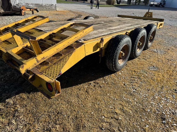 tri-axle-equipment-trailer-image-4