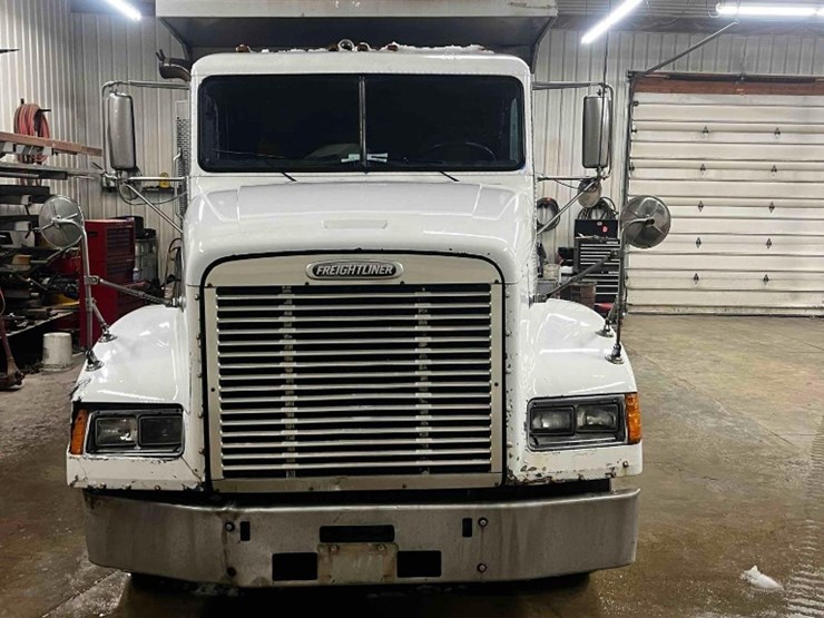 1997-freightliner-fld112-image-2
