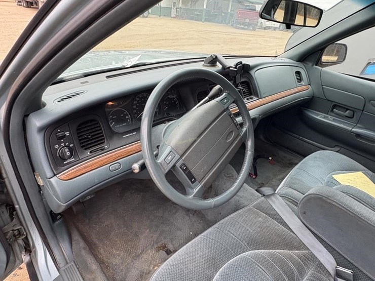 1995-ford-crown-victoria-lx-car-image-13