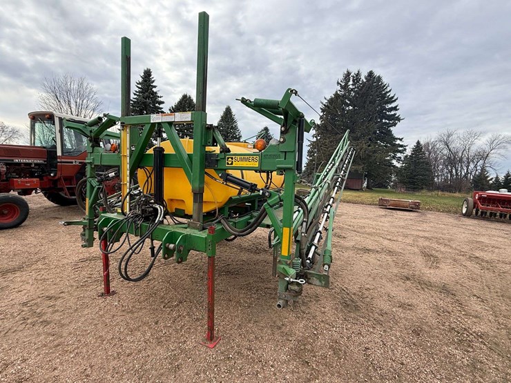 summers-90’-sprayer,-3pt-hookup,-500-gallon-tank,-5-section-shut-offs,-comes-with-controller,-wings-image-14