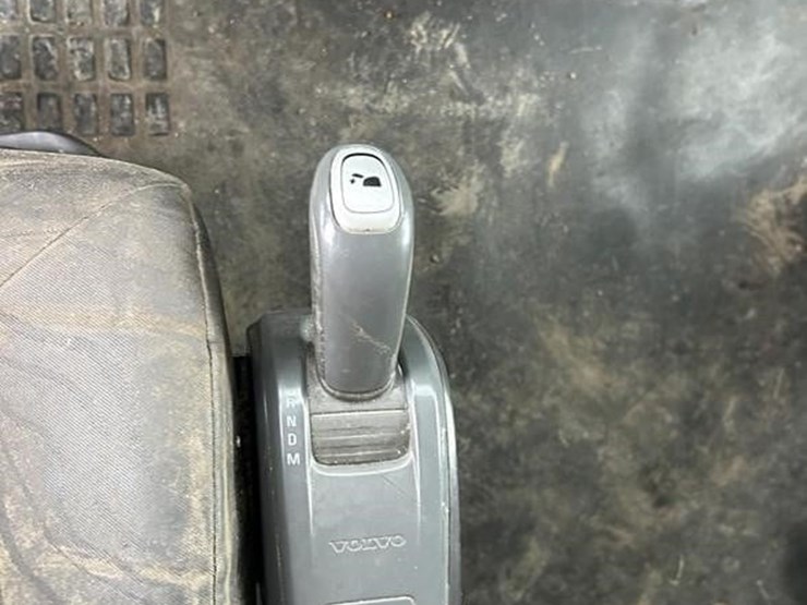 2015-volvo-vnl42t670-image-31