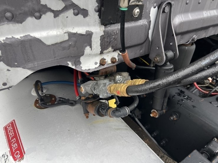 2017-freightliner-cascadia-tri-axle-truck-tractor-image-27