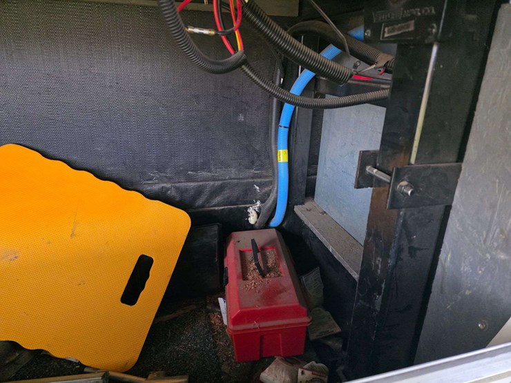 2004-prowler-fleetwood-5th-wheel-rv,-model-255-bhs,-12’-slide-out,-newer-19’-awning,-1-queen-front-b-image-17