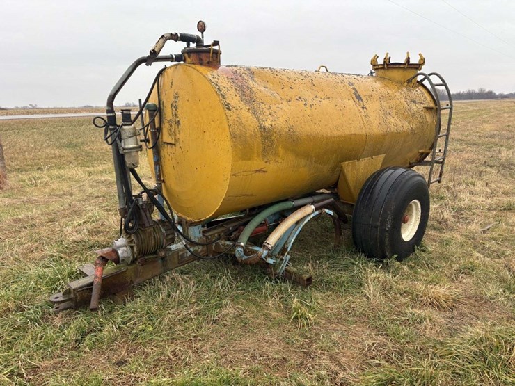 liquid-manure-vacuum-tank,-19l-16.1-tires,-540-,-(1/2-pto-missing),-(2)-hyd-injector-shanks,-approx-image-1