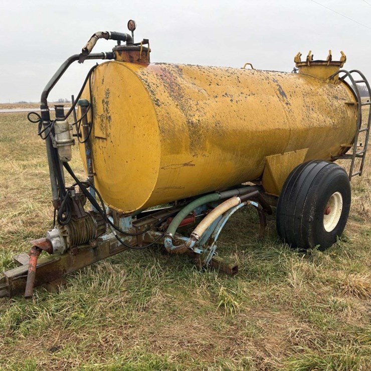 Liquid Manure Vacuum Tank, 19L-16.1 Tires, 540 , (1/2 PTO missing), (2) Hyd Injector Shanks, approx