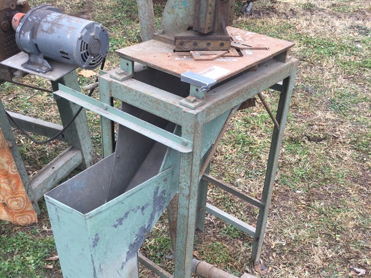 #4802-•-foot-operated-shearon-table:-location:-w2486-smies-rd,-oostburg,-wi-53070-image-2