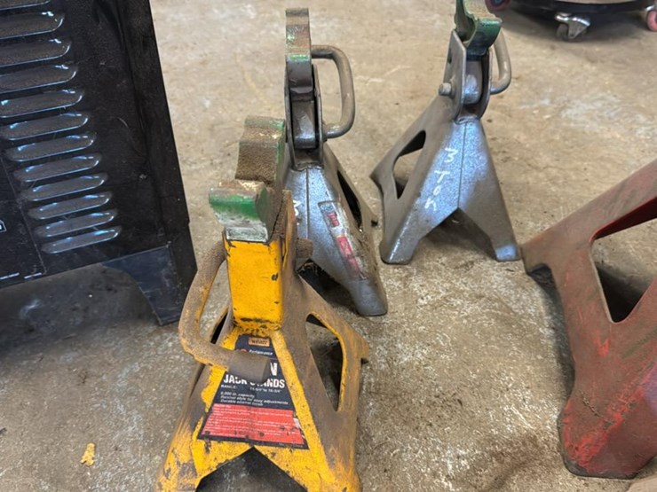 #180-•-battery-charger-and-jacks*-image-5