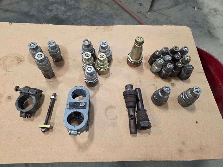 large-assortment-of-hydraulic-ends,-includes:-11-–-jd-ends,-5-–-old-int-to-jd,-3-–-old-ih-male,-1-–-image-7