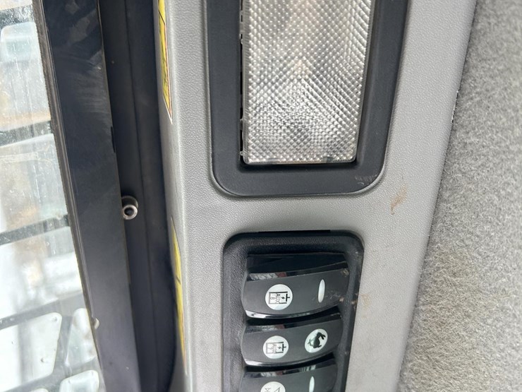 2019-caterpillar-259d-image-43