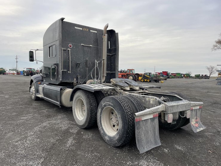 peterbilt-386-image-11