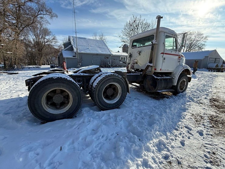 1996-international-8100-image-9