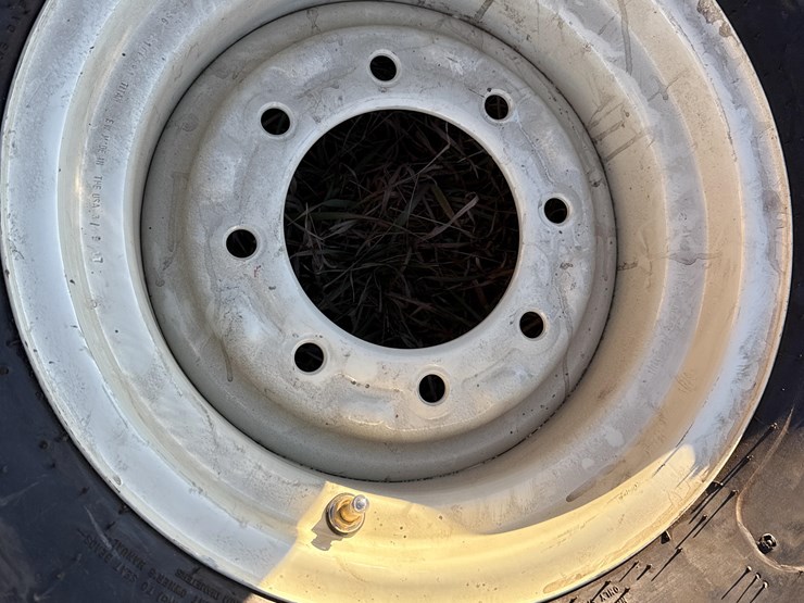 11l-15-mounted-&-unmounted-tires-image-12