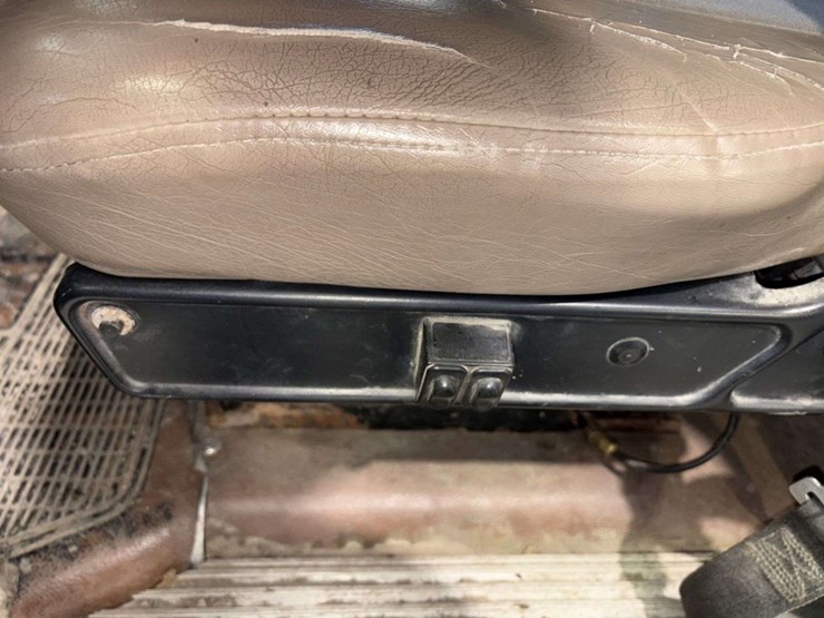 1983-international-co9670-cabover-semi-tractor,-xl-series,-400-cummins,-13-speed,-11r24.5-rears-on-s-image-31