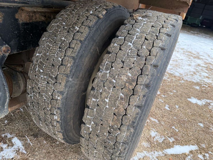 2006-freightliner-columbia-grain-truck,-549,000-miles,-8-year-old-box,-eaton-speed-shift-10-speed-tr-image-20