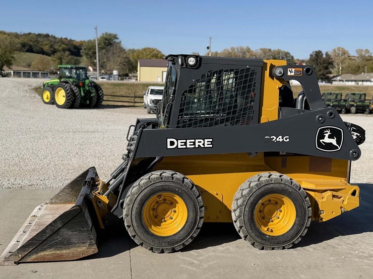 2023-deere-324g-image-1