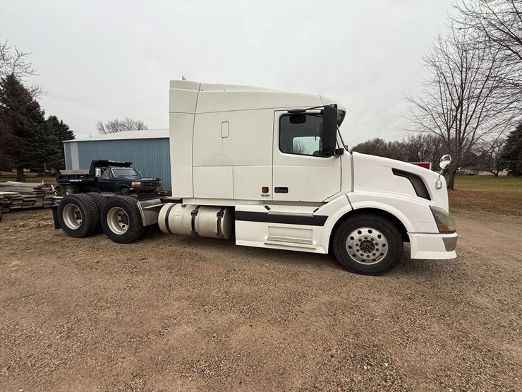 2005-volvo-sleeper-semi,-cummins-isx-engine,-13-speed-eaton-transmission,-wet-kit,-aluminum-front-an-image-9
