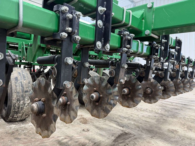great-plains-20’-grain-drill,-10”-spacing,-3pt-converted-into-a-pull-type,-has-markers,-front-coulte-image-16