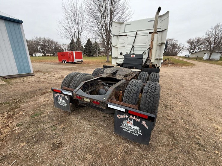 2005-volvo-sleeper-semi,-cummins-isx-engine,-13-speed-eaton-transmission,-wet-kit,-aluminum-front-an-image-16