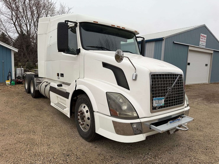 2005-volvo-sleeper-semi,-cummins-isx-engine,-13-speed-eaton-transmission,-wet-kit,-aluminum-front-an-image-7