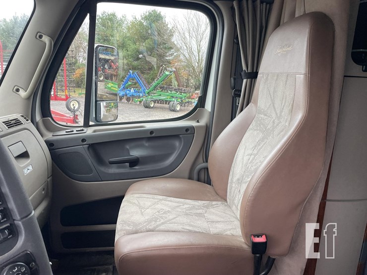 2014-freightliner-cascadia-125-image-29