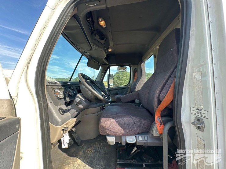 2016-freightliner-cascadia-125-image-13