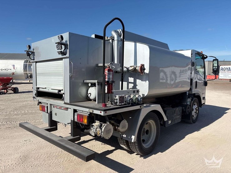 2019-isuzu-nrr-image-3