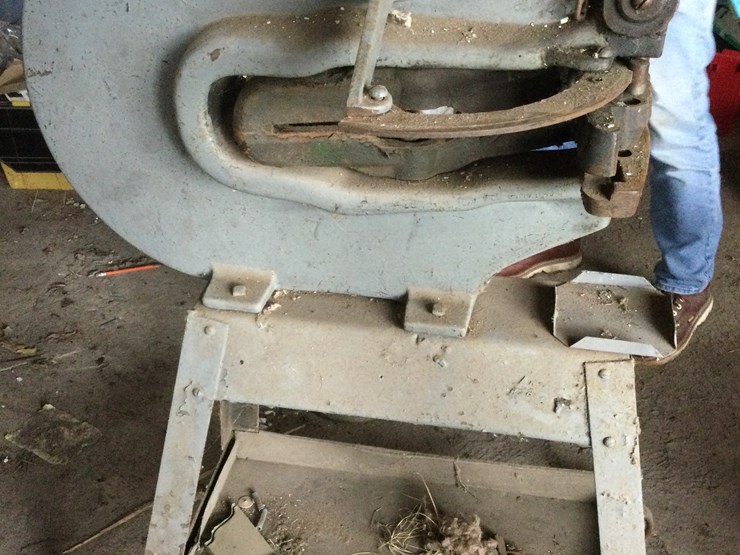 #4766-•-universal-multiple-punch-press:-location:-w2486-smies-rd,-oostburg,-wi-53070-image-1