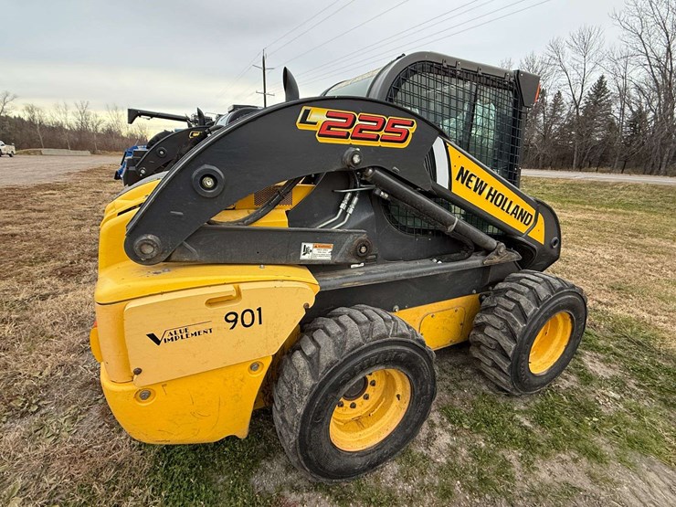 new-holland-l225-image-7