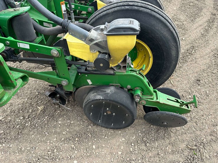 2005-volvo-sleeper-semi,-cummins-isx-engine,-13-speed-eaton-transmission,-wet-kit,-aluminum-front-an-image-26