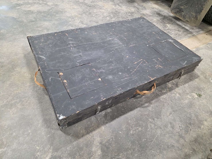 7.5’-x-5.5’-mankato-portable-fish/spearing-house,-2-hole-and-spear-hole-with-furnace-vent-image-4