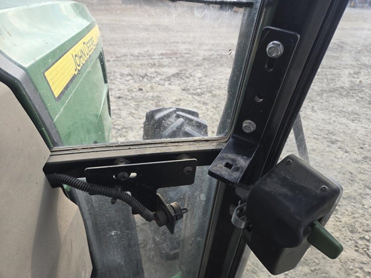 john-deere-6135e-image-28