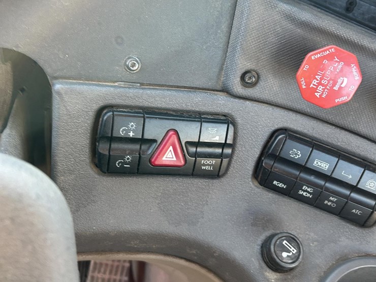 2012-freightliner-cascadia-125-image-22