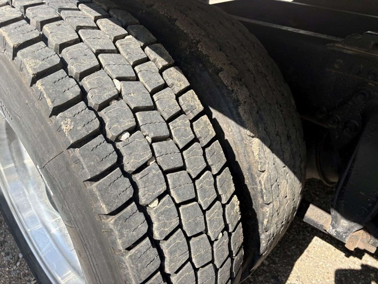 2004-freightliner-m2-business-class-semi-tractor,-day-cab,-mercedes-460,-10-speed,-jake-brake,-lopro-image-11