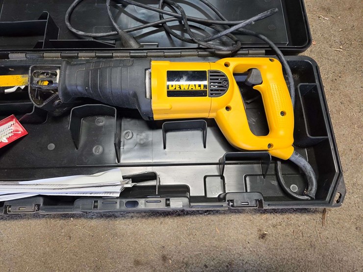 dewalt-reciprocating-saw,-used-very-little,-model-dw303,-1-1/8”-stroke,-with-extra-blades-image-4