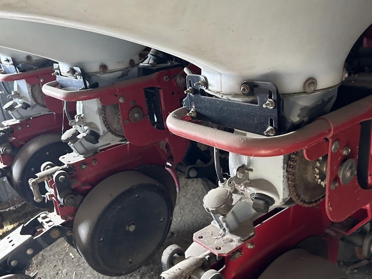 2004-white-8516-image-15