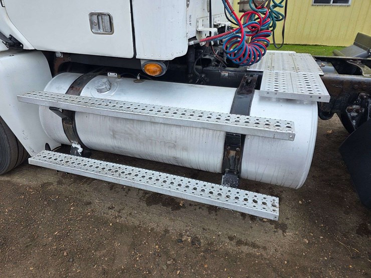 2007-freightliner-cl120-day-cab-semi,-978,000-miles,-detroit-series-60-–-14l-engine,-515hp,-10-speed-image-37