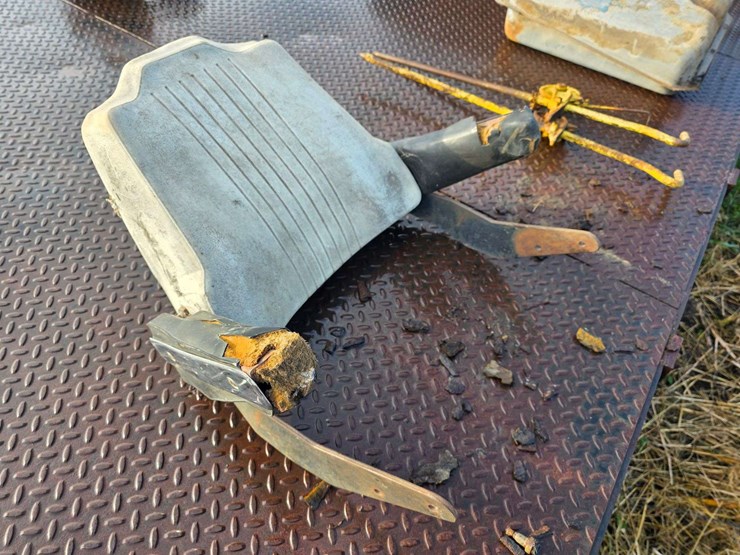 international-tomb-stone-seat-backrest,-excellent-arm-rest-chrome-image-1