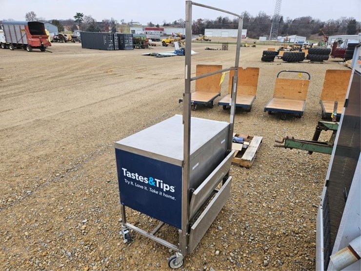 #3935-•-stainless-steel-display-cart-image-4